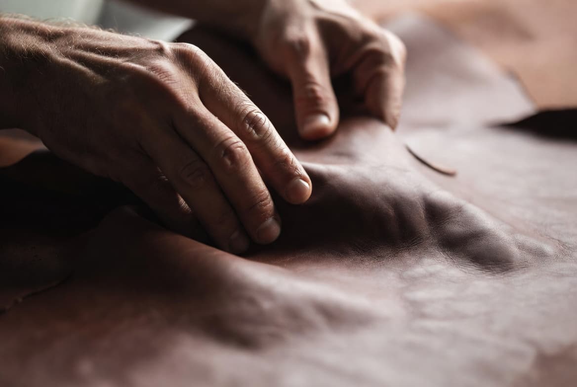 Craftsmanship details of a premium leather bag by LINJIN LUXURY