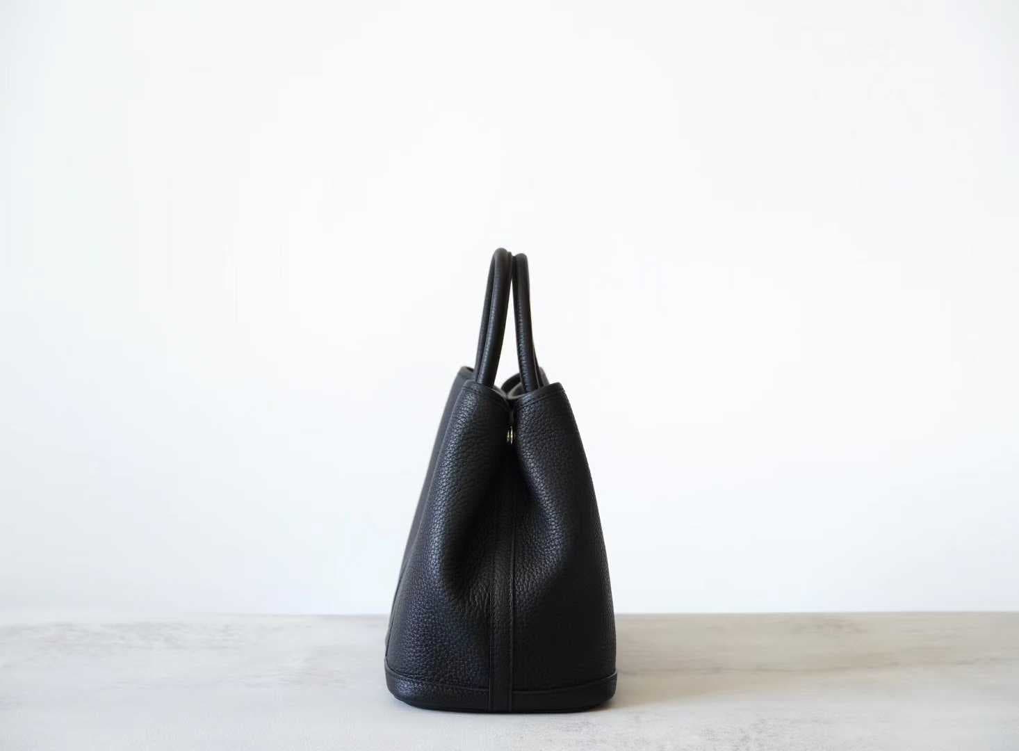 Front view of LINJIN LUXURY Garden Party 30 tote bag in Gold Togo leather, featuring white contrast stitching and snap closure on a white background - 4