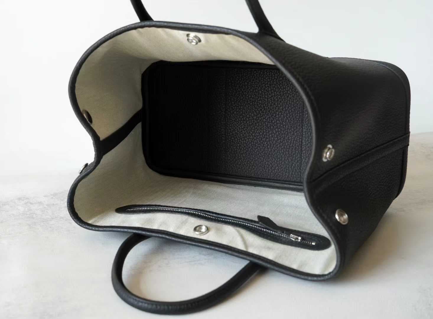Front view of LINJIN LUXURY Garden Party 30 tote bag in Gold Togo leather, featuring white contrast stitching and snap closure on a white background - 5