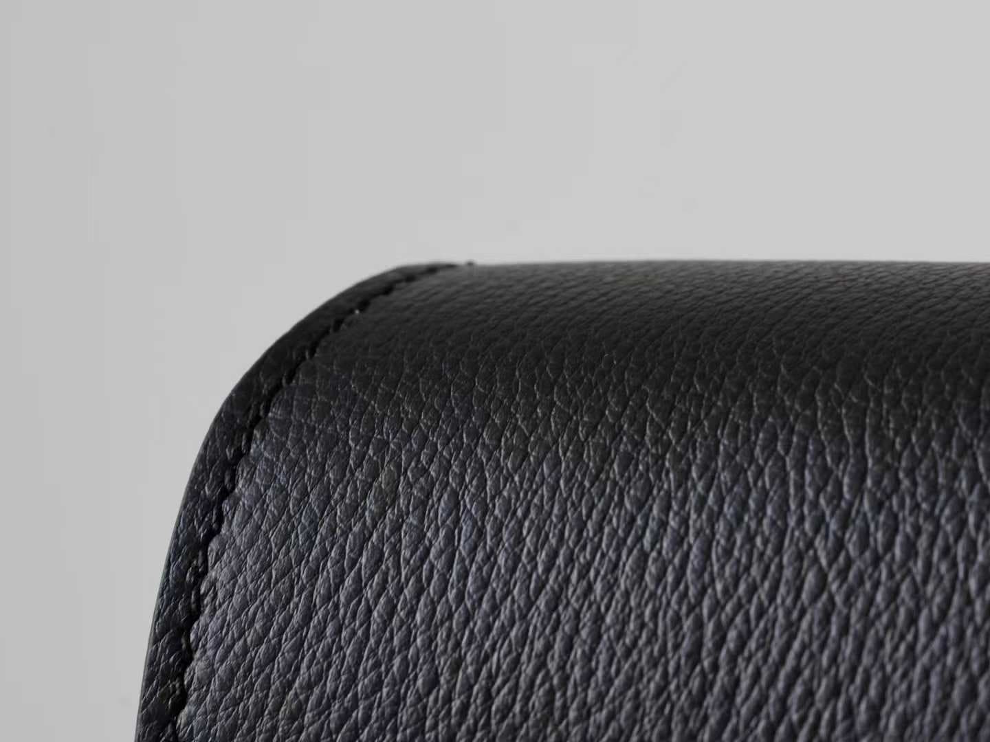 Front view of LINJIN LUXURY Roulis 18 shoulder bag in black Evercolor leather, showcasing the silver anchor-link buckle on a woven stool - 5