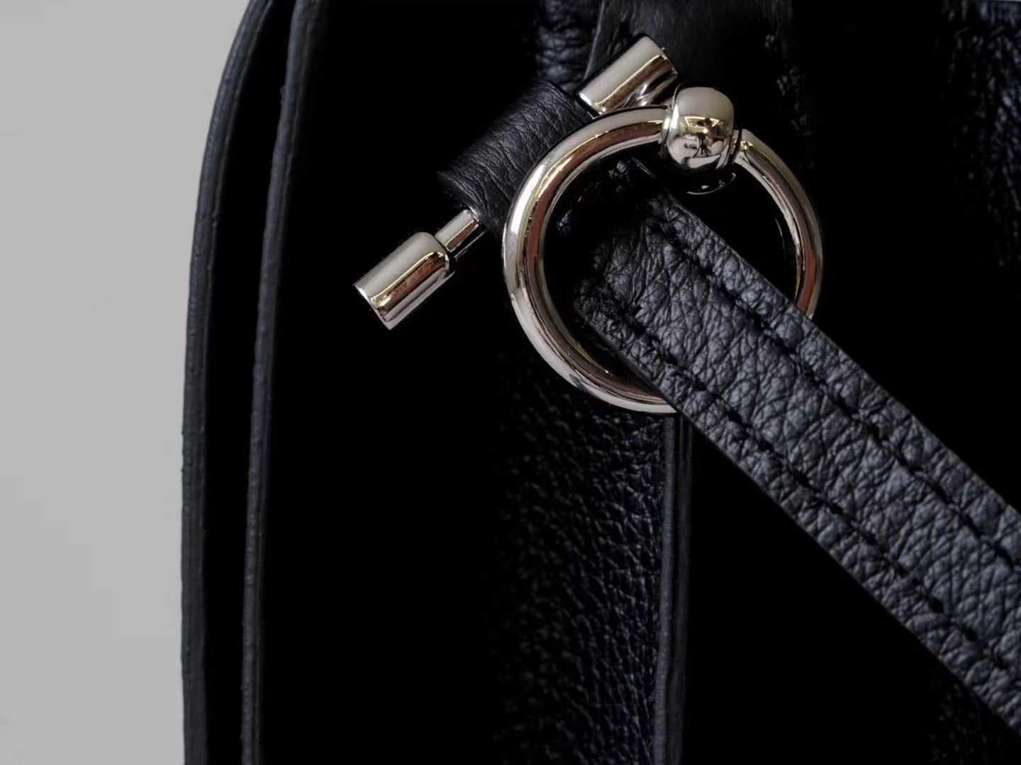 Front view of LINJIN LUXURY Roulis 18 shoulder bag in black Evercolor leather, showcasing the silver anchor-link buckle on a woven stool - 8