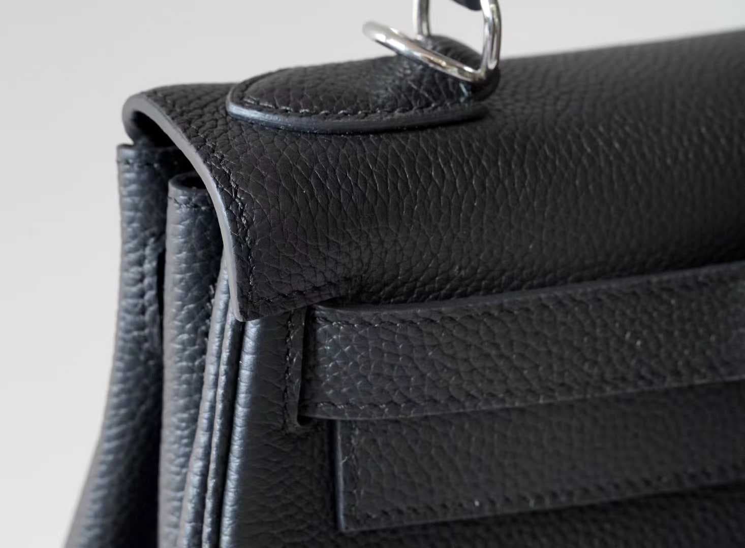 Front view of LINJIN LUXURY Kelly 25 handbag in Étoupe Epsom leather, featuring silver hardware and white contrast stitching on a clean white background. - 5