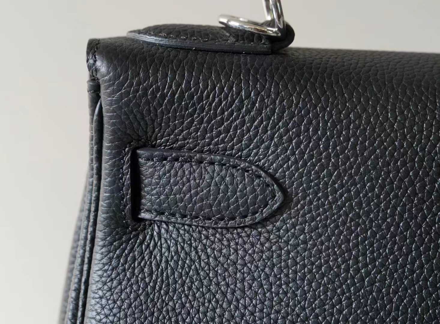 Front view of LINJIN LUXURY Kelly 25 handbag in Étoupe Epsom leather, featuring silver hardware and white contrast stitching on a clean white background. - 7