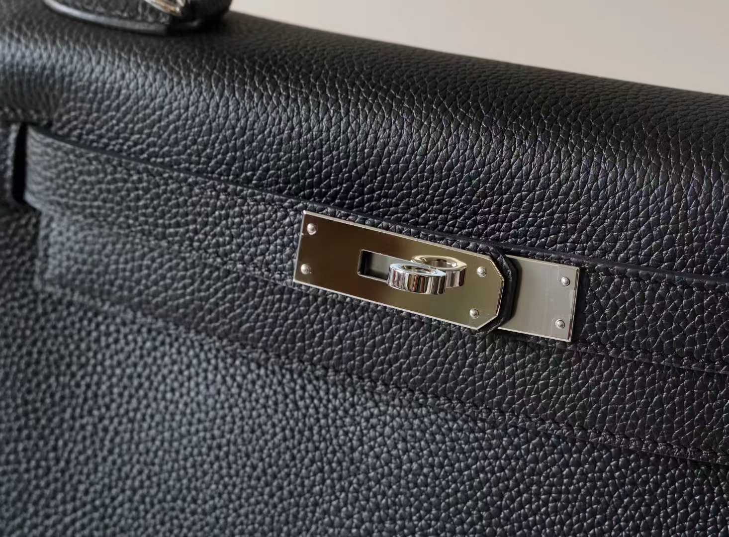 Front view of LINJIN LUXURY Kelly 25 handbag in Étoupe Epsom leather, featuring silver hardware and white contrast stitching on a clean white background. - 10