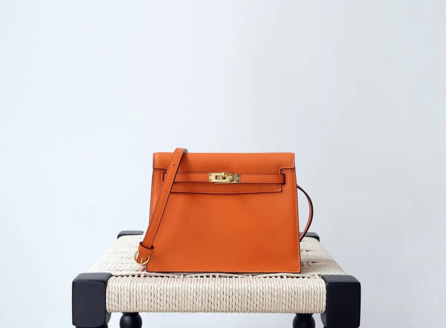Handcrafted Evercolor Leather Dance Bag | LINJIN LUXURY — Turn-Lock Crossbody, Full Leather Lining, Solid Steel Hardware, Hand-Painted Edges